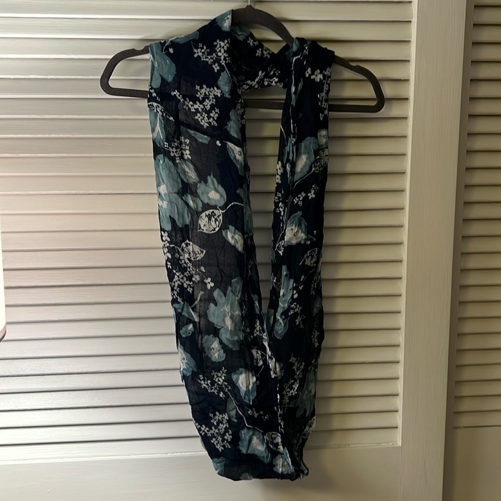 Thin infinity scarf